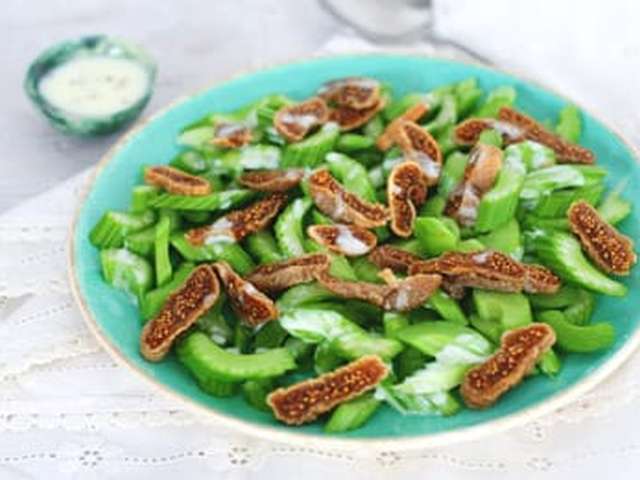Foto Bleekselderijsalade met vijgen
