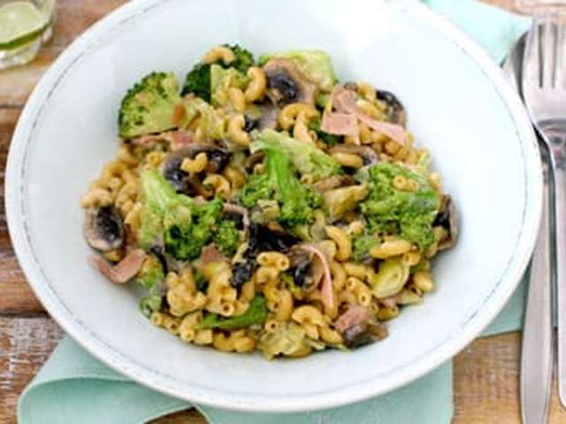 Foto Macaroni met broccoli en cashewnoten
