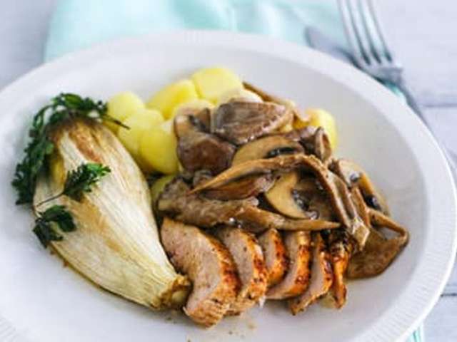 Foto Parelhoenfilet met paddenstoelen