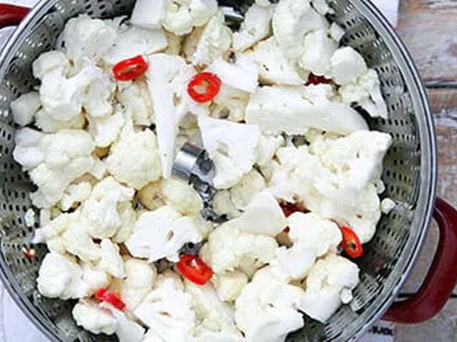 Foto Gestoomde bloemkoolroosjes met knoflook en peper