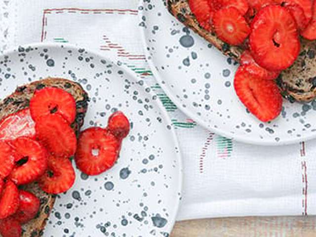 Foto Zoet broodje met aardbeien