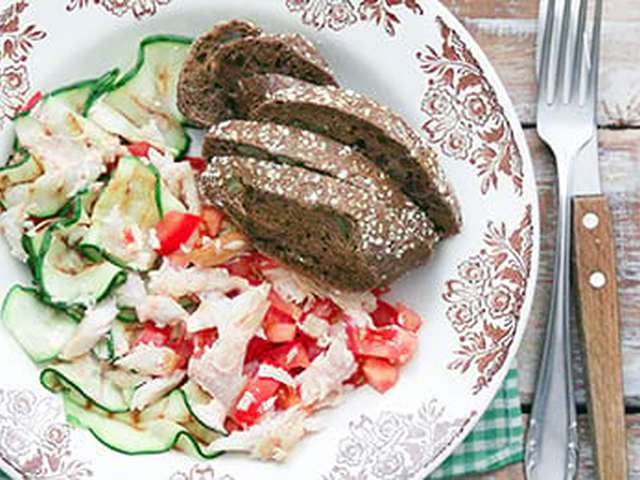 Foto Salade met gegrilde courgette en gerookte forel