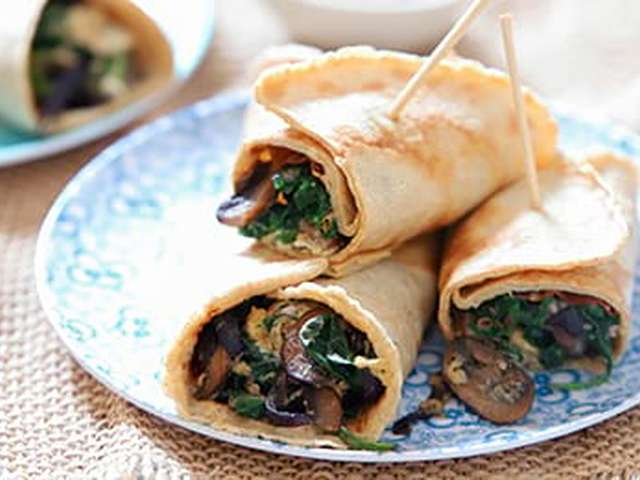 Foto Pannenkoeken gevuld met spinazie, champignons en ei