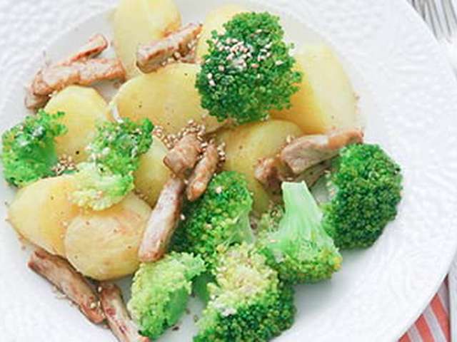 Foto Vleesreepjes met sesam, broccoli en gebakken aardappeltjes