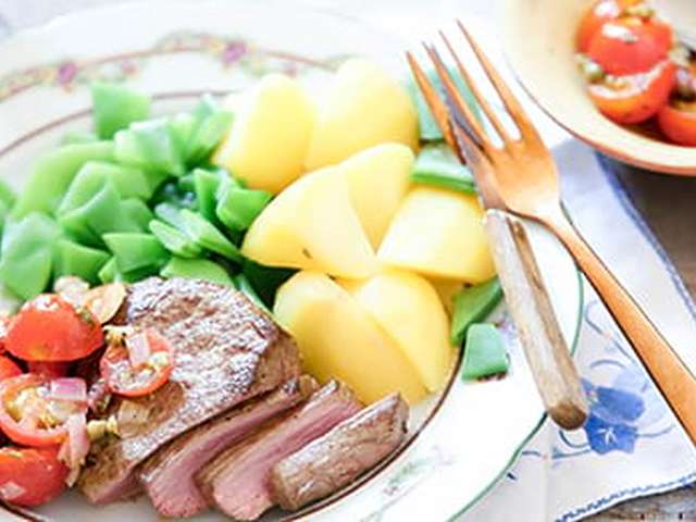 Foto Biefstuk met kruiden-tomatensalsa
