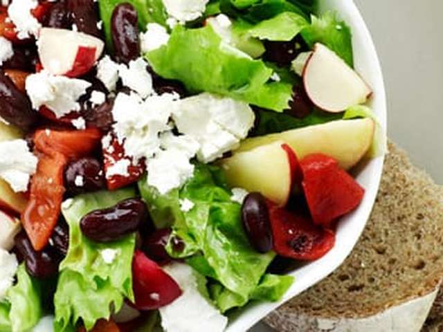 Foto Bonensalade met andijvie, appel en geitenkaas