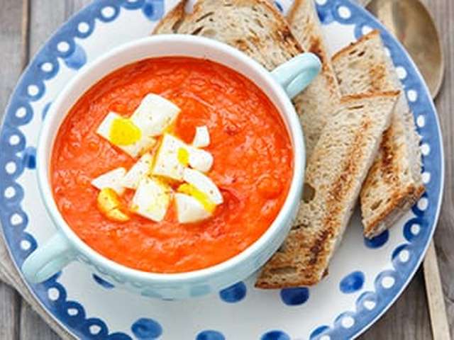 Foto Paprika-tomatensoep met ei en knoflookbrood