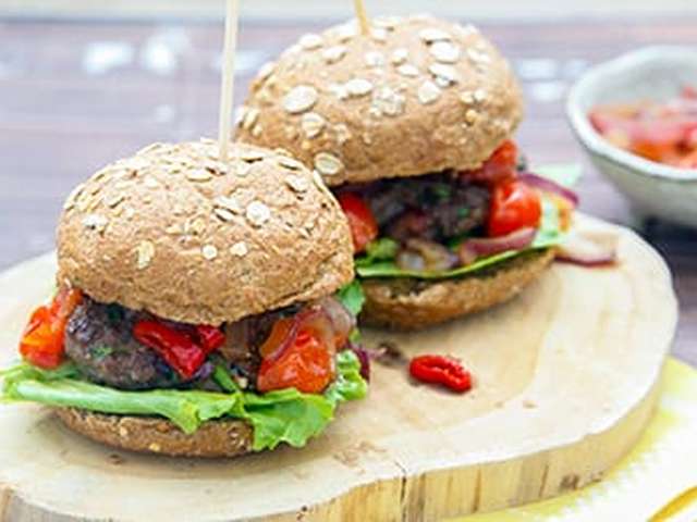 Foto Pittige burgers met tomatenrelish