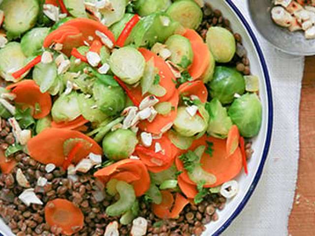 Foto Linzen met geroerbakte groente