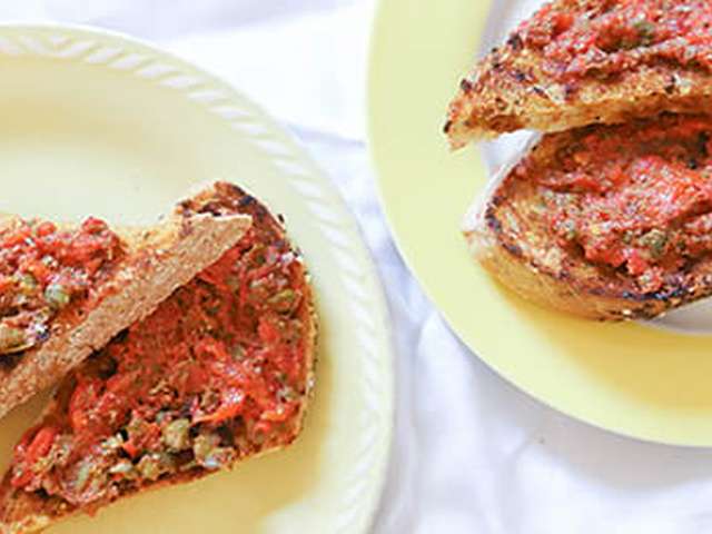 Foto Toast met paprikaspread