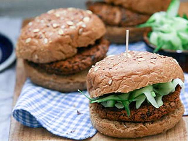 Foto Pittige bonenburgers op een broodje