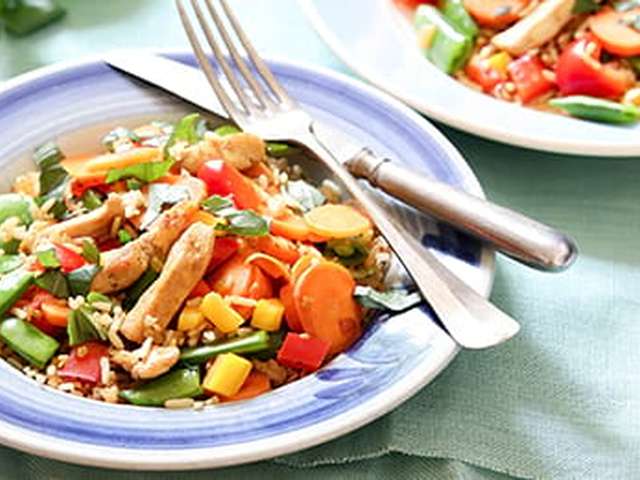 Foto Kleurige voorjaarsrijst met kip