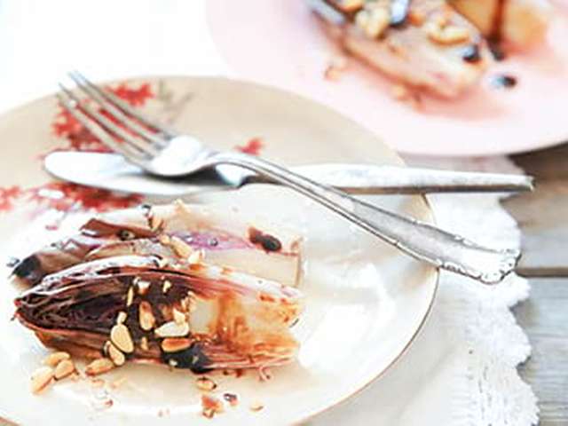 Foto Radicchio rosso met pijnboompitten
