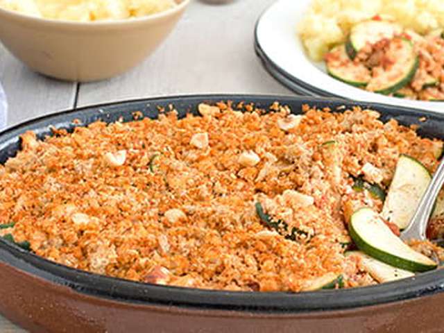 Foto Courgette met een kruimellaagje en aardappelpuree