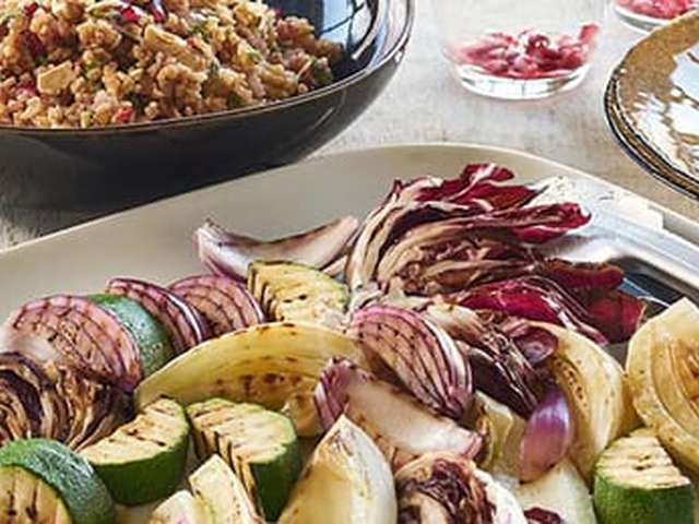 Foto Griekse bulgursalade met noten en gegrilde groente
