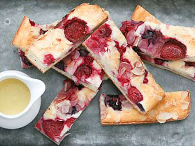 Foto Bosvruchtentaart met vanillesaus