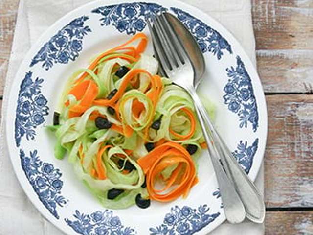 Foto Groentetagliatelle met penne en walnotensaus