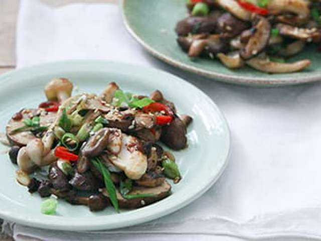 Foto Paddenstoelen met zwarte bonensaus