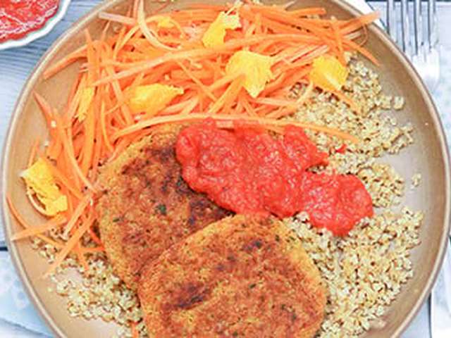 Foto Kikkererwtenburger met munt, wortelsalade en couscous