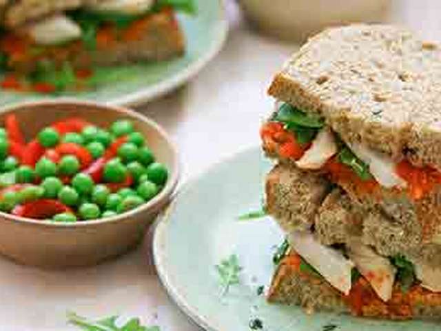 Foto Paprikasandwich met kip en doperwtjessalade