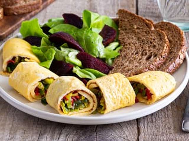 Foto Omeletrolletjes met een salade