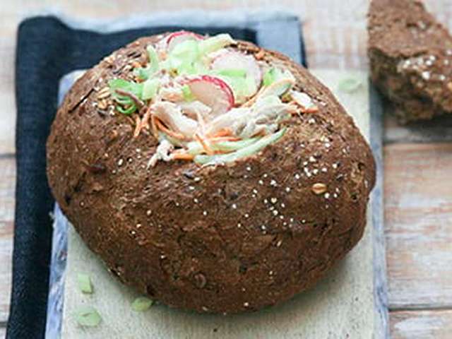 Foto Vloerbrood gevuld met groente en makreel