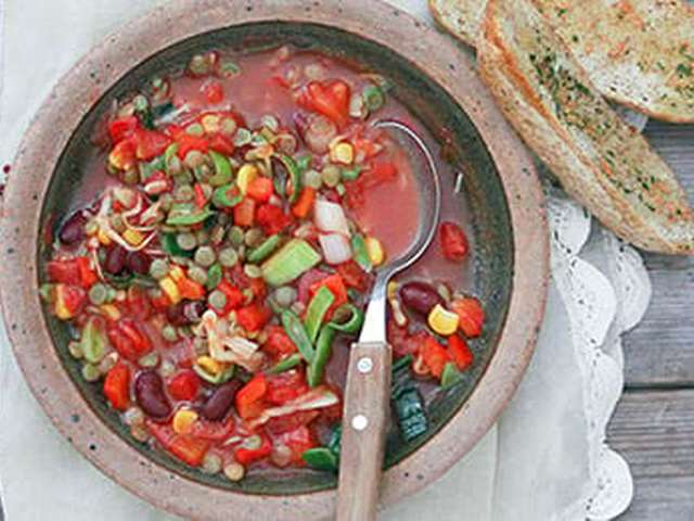 Foto Linzen-tomatensoep met knoflookbroodjes