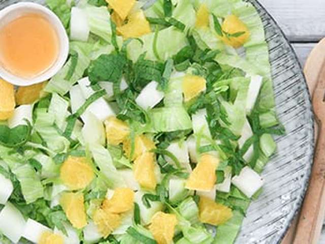 Foto Koolrabi-ijsbergsalade met kip en aardappelen