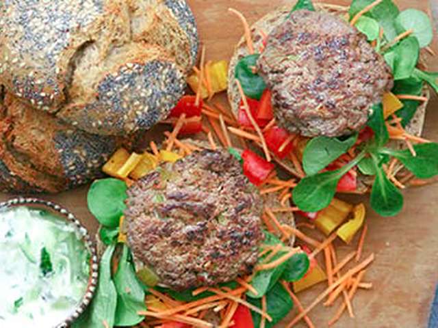 Foto Burger met groente en yoghurtdip