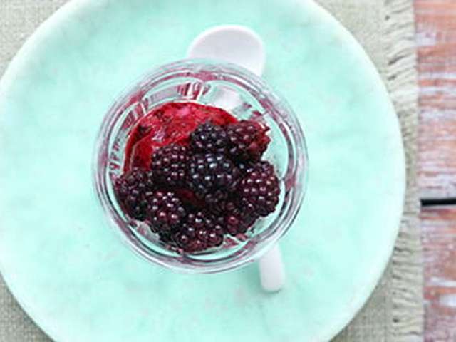 Foto Bosvruchtenijs met warme bramen