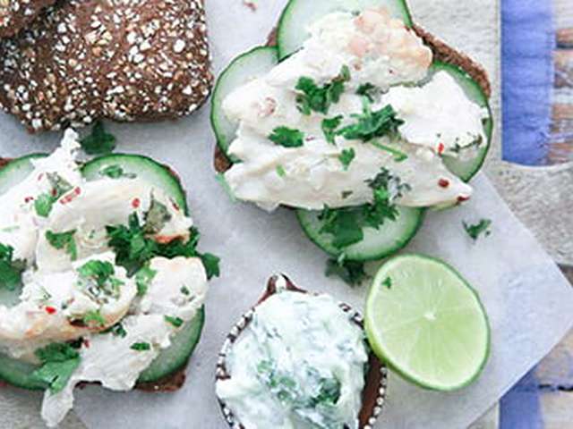 Foto Gemarineerde kip met bruine bolletjes en raita