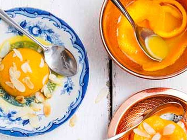 Foto Gepocheerde perzik met amandeltjes