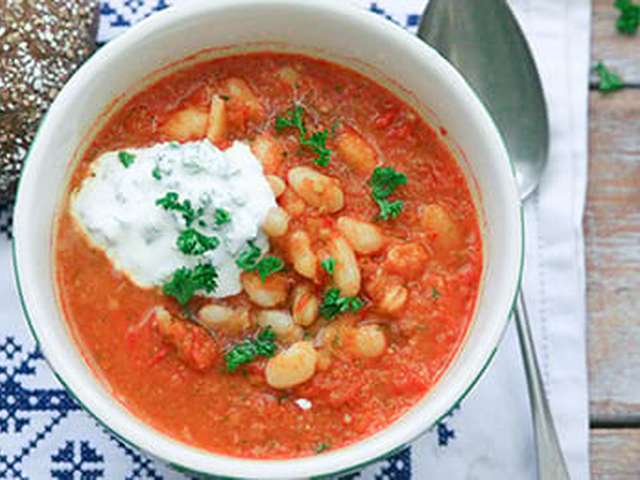 Foto Tomatensoep met boontjes en peterselietopping