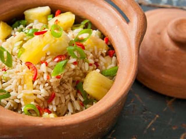Foto Gebakken rijst met ananas, gestoofde vis en snijboontjes