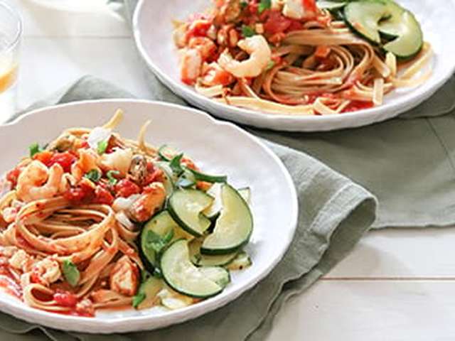 Foto Pasta marinara met gestoofde courgette