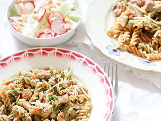 Foto Pasta met kip en basilicumsaus en venkel-radijssalade