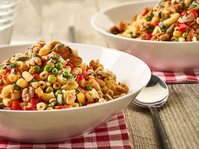 Foto Macaroni met noten en geroosterde paprikasaus