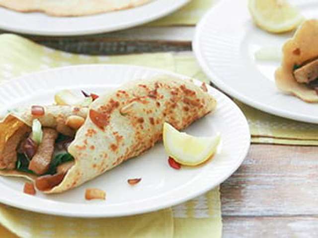 Foto Gevulde pannenkoeken met tomaatjes en gehakt