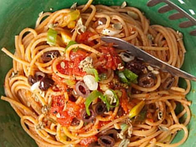 Foto Pasta met noten en olijven