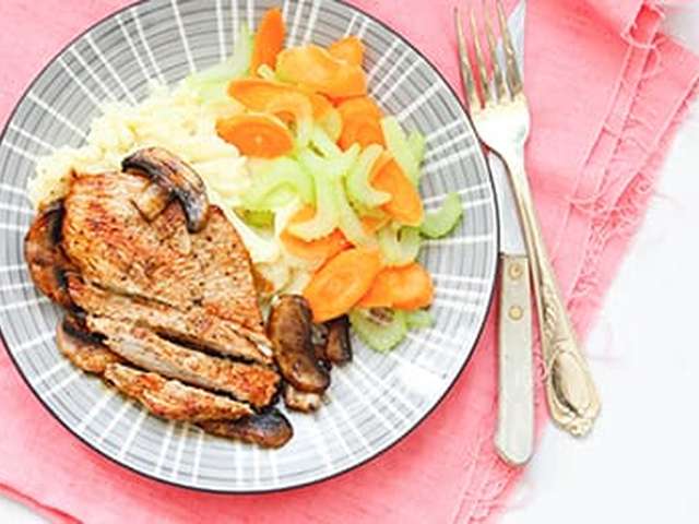 Foto Aardappelpuree met groente, vlees en paddenstoelen