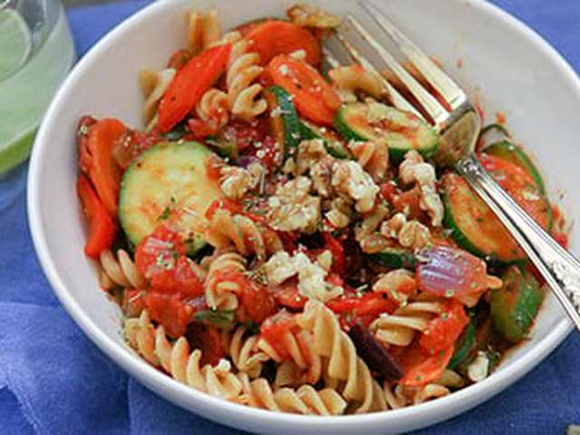 Foto Fusilli met ratatouille en noten