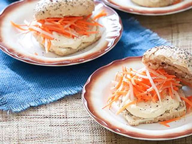 Foto Broodje hummus, wortel en rettich