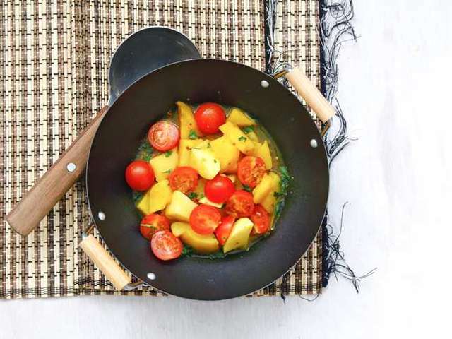 Foto Gekruide aardappelen met tomaten