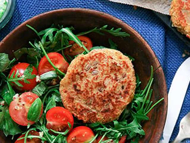 Foto Kikkererwtenburgers met tzatziki en rauwkost