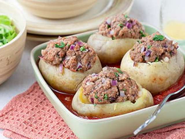Foto Gevulde aardappelen met andijviesalade