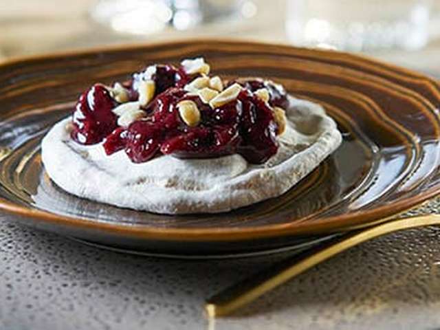 Foto Meringue met kersensaus