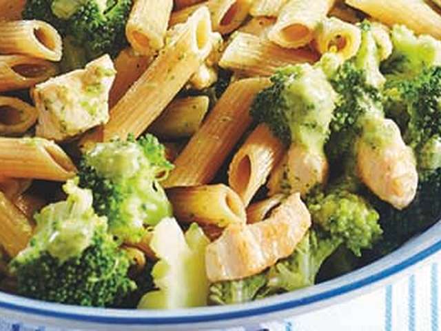 Foto Penne met knoflookkip en broccoli
