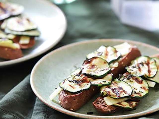 Foto Bruschetta met gegrilde courgette