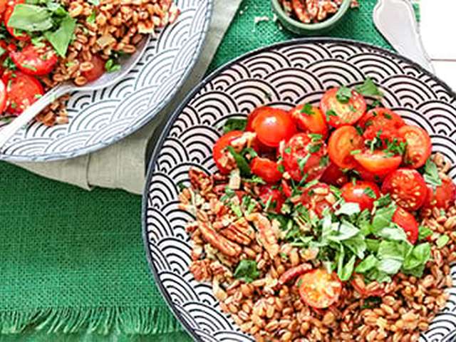 Foto Tarwe met tomaatjes, noten en kruiden