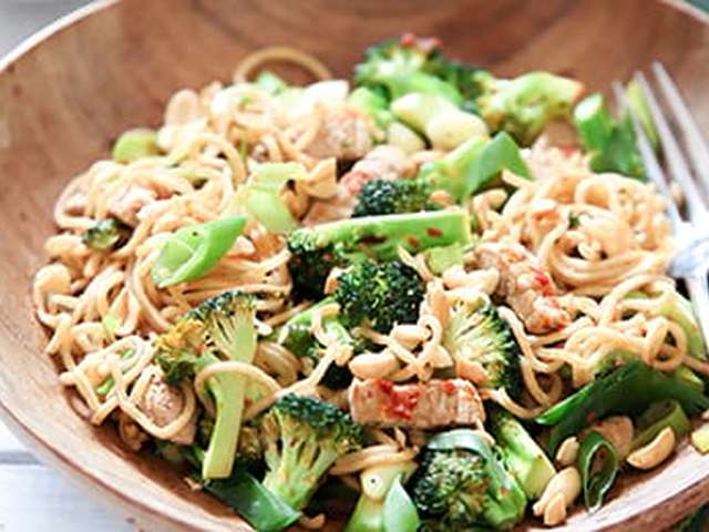 Foto Mie met varkensvlees, broccoli en pinda's